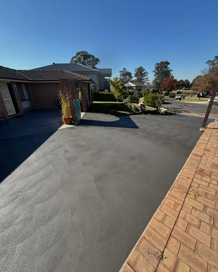 Charcoal driveway brick edge