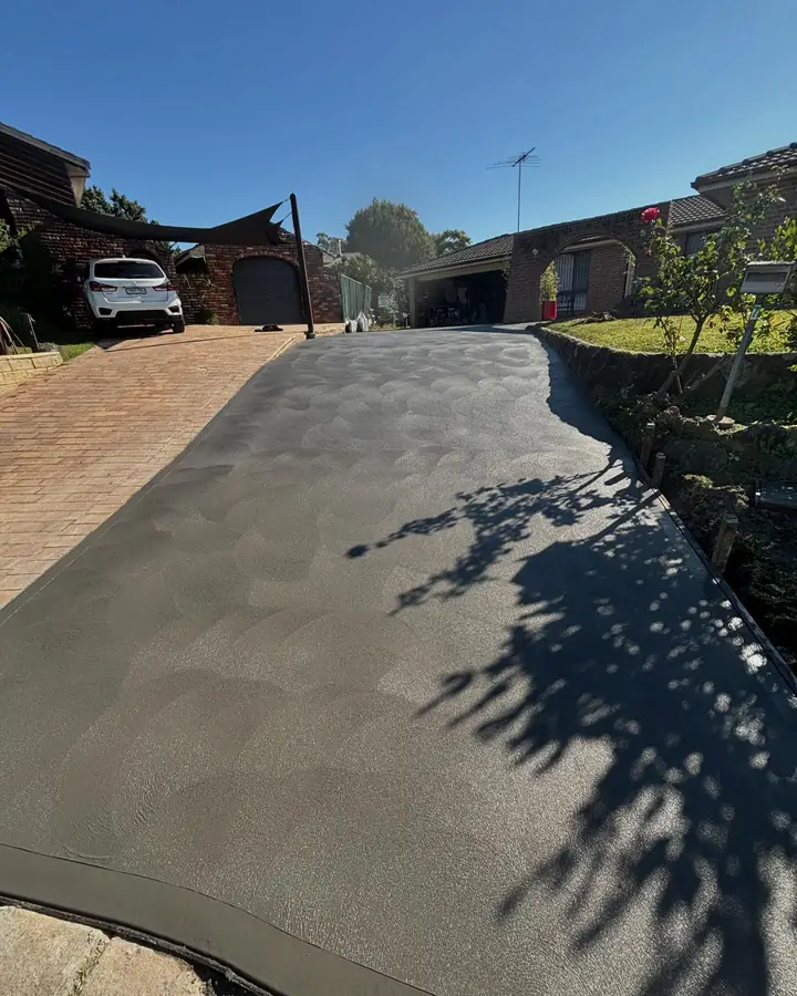 Charcoal driveway pavers edge