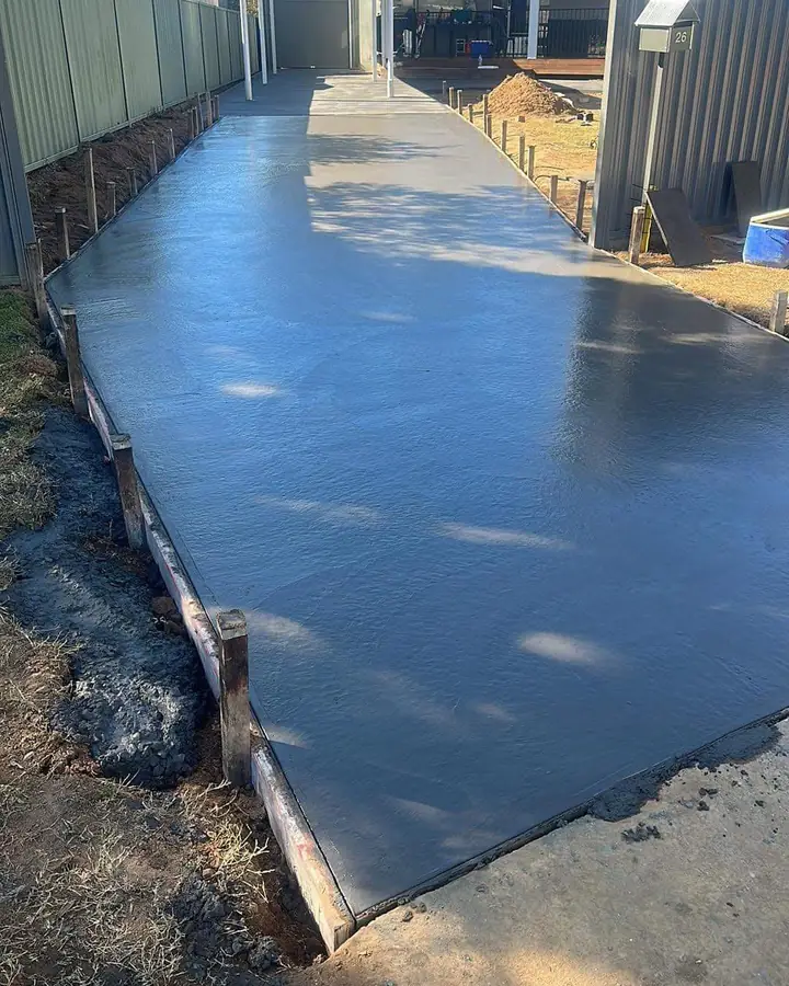Charcoal path wet sheen