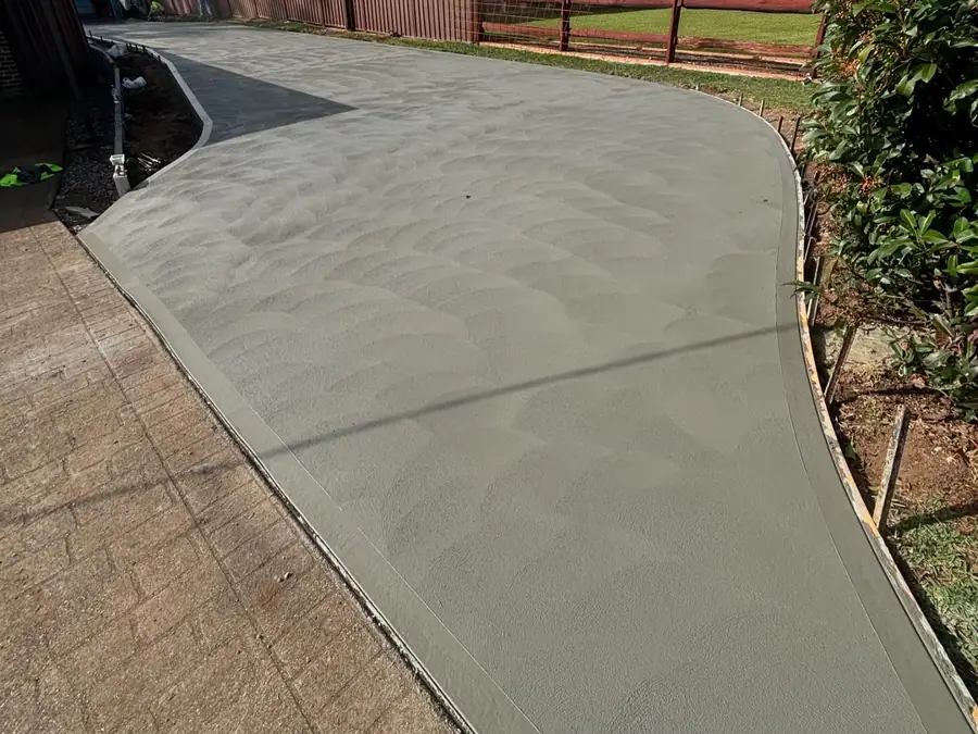 Driveway curve hedge