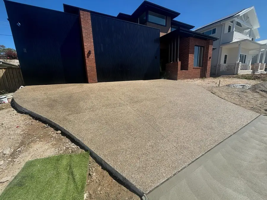 Exposed driveway plain border
