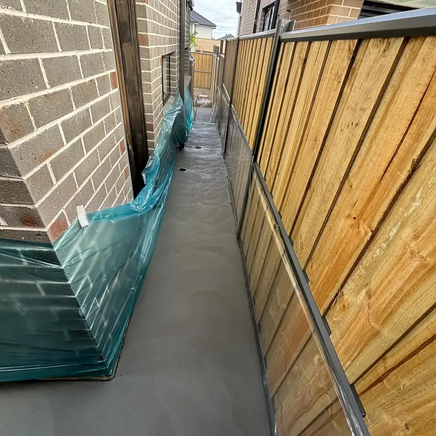 Narrow side path