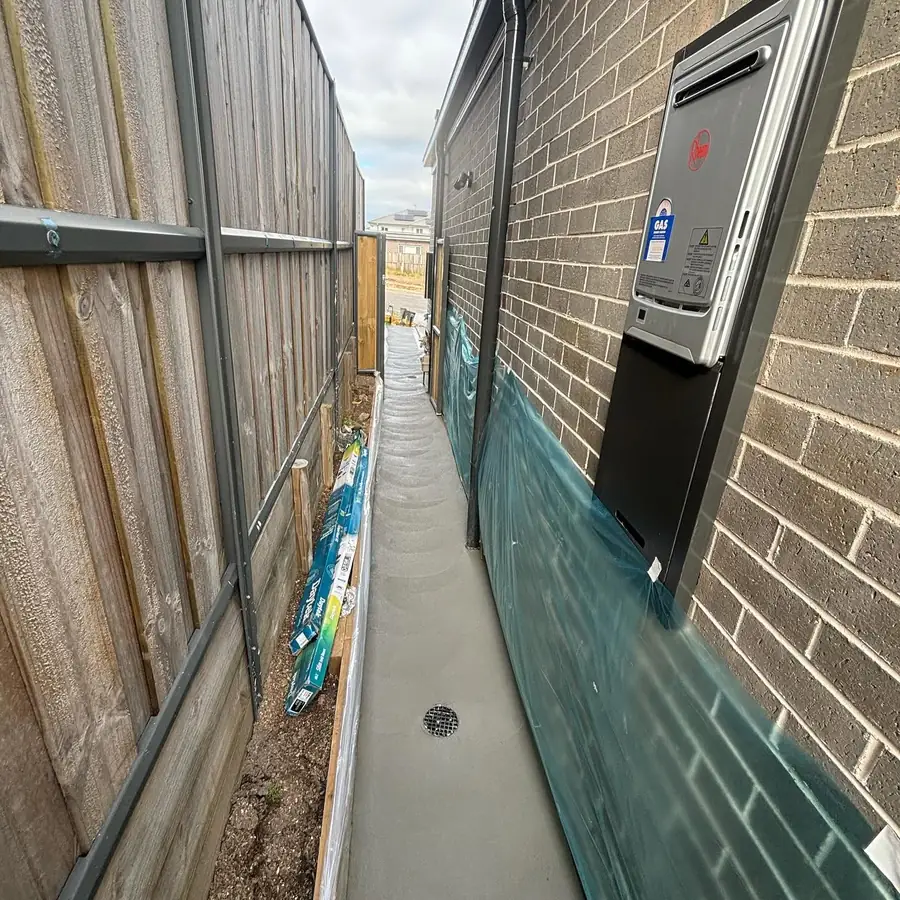 Narrow side path